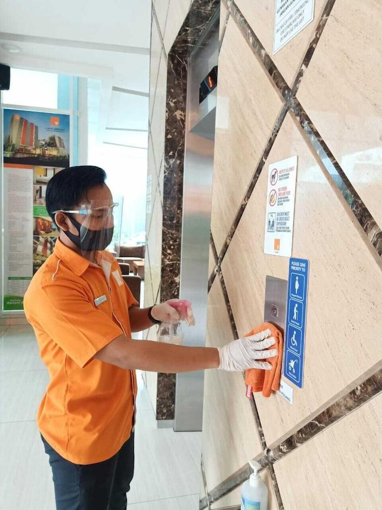 V Hotel Tebet Jakarta Exteriör bild