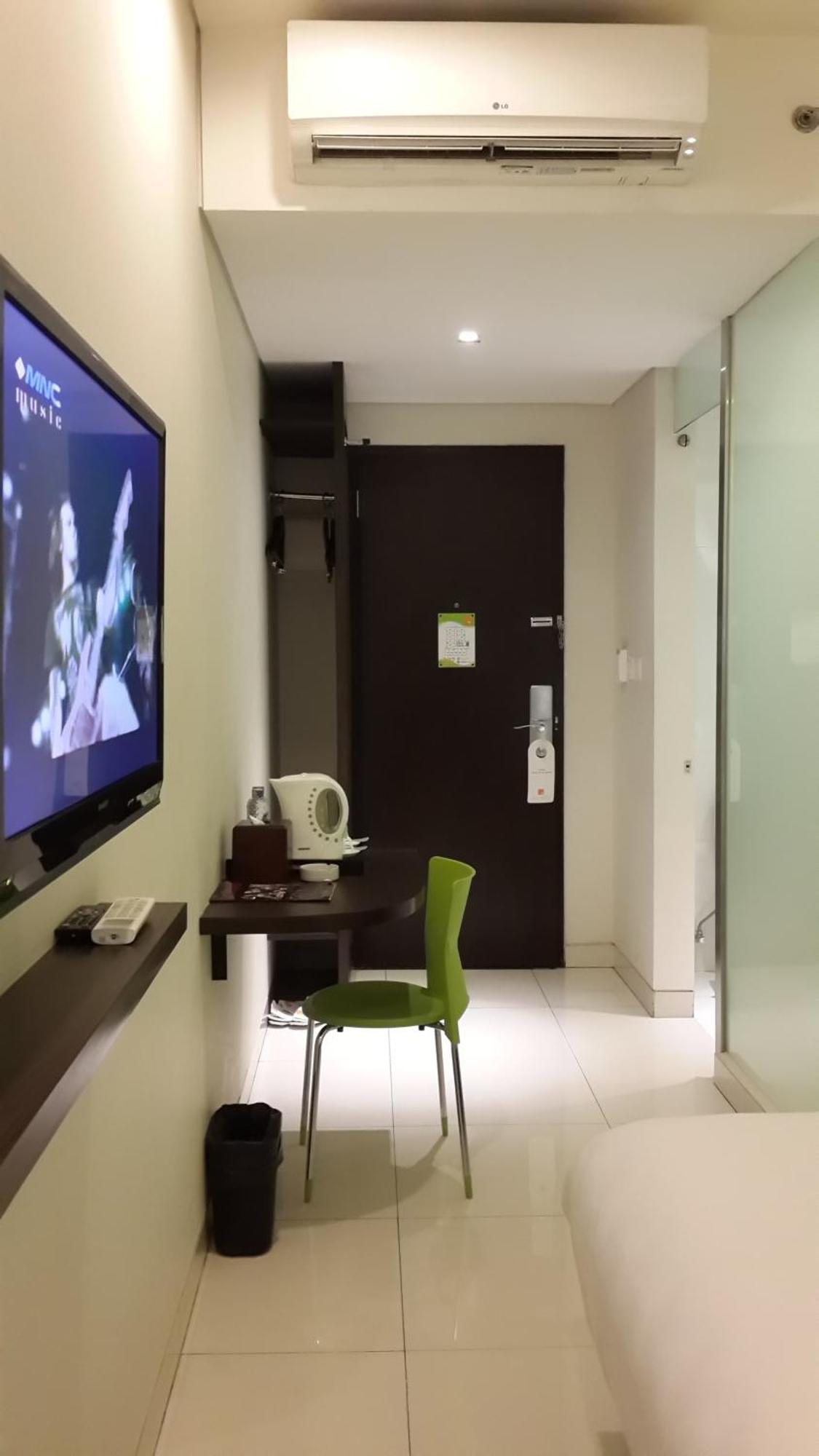V Hotel Tebet Jakarta Exteriör bild