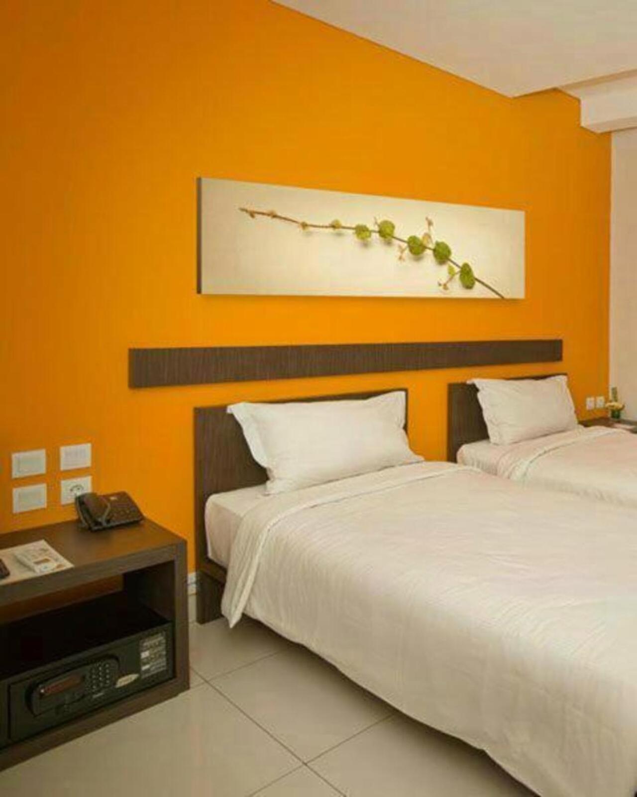 V Hotel Tebet Jakarta Exteriör bild