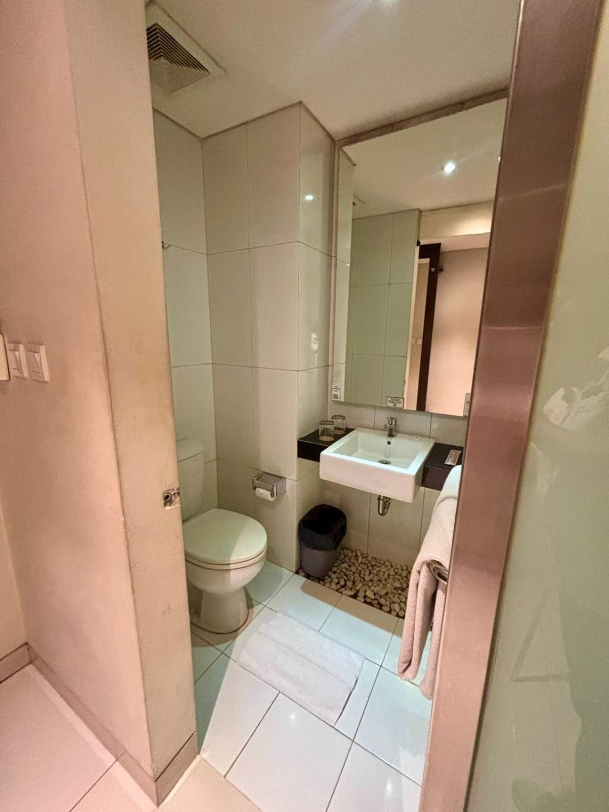V Hotel Tebet Jakarta Exteriör bild