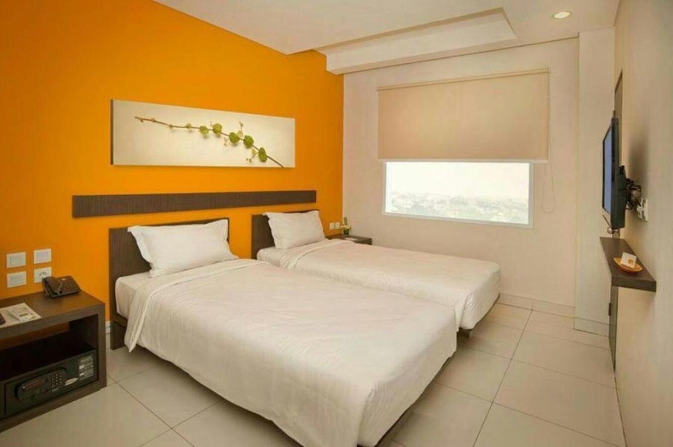 V Hotel Tebet Jakarta Exteriör bild