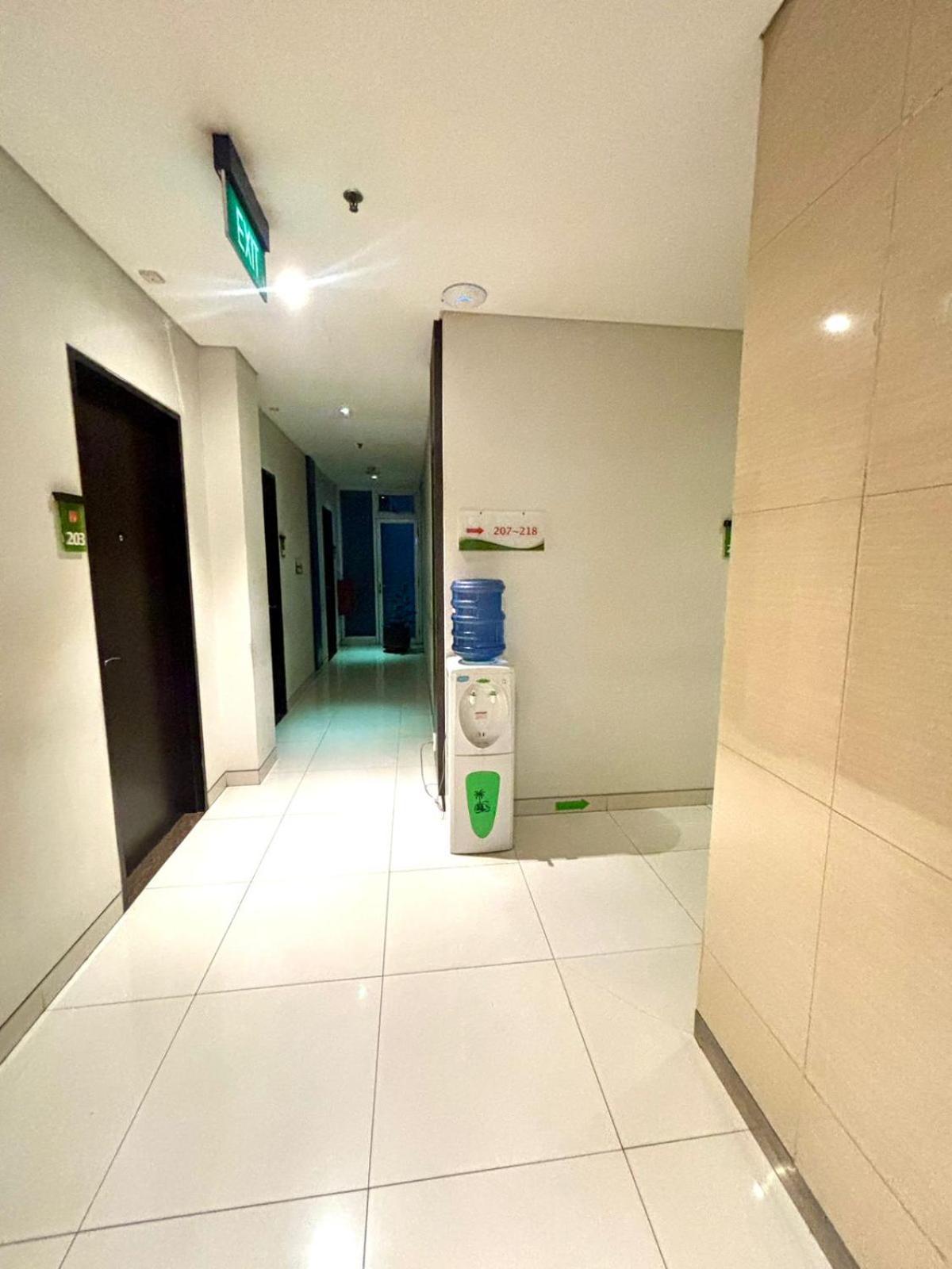 V Hotel Tebet Jakarta Exteriör bild