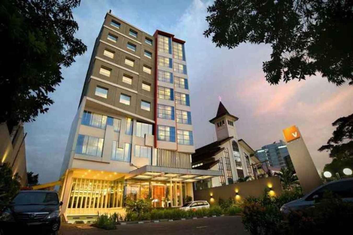 V Hotel Tebet Jakarta Exteriör bild
