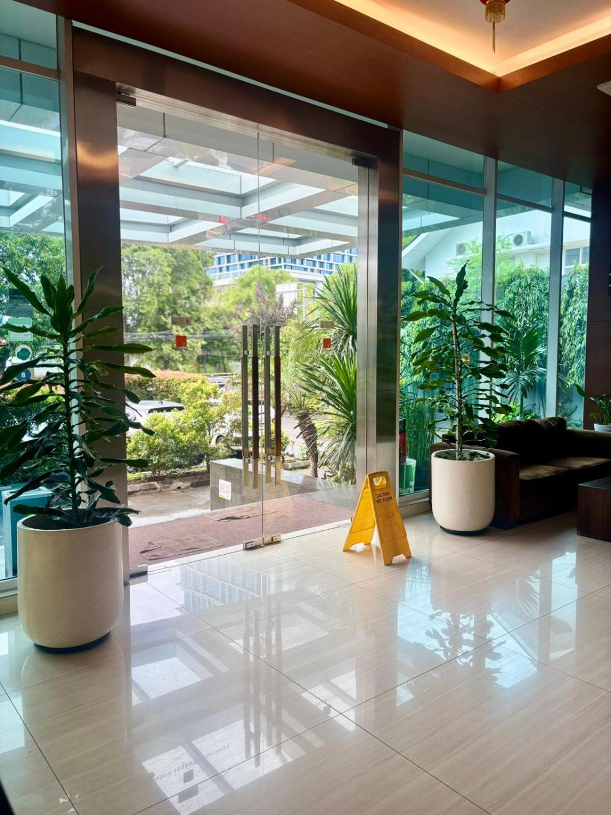 V Hotel Tebet Jakarta Exteriör bild
