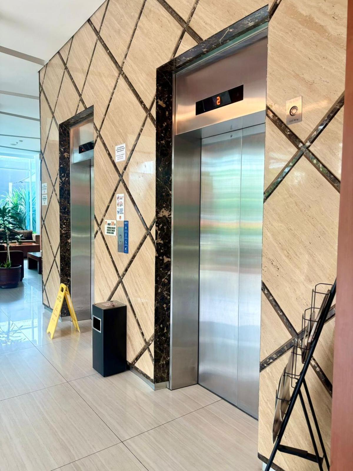 V Hotel Tebet Jakarta Exteriör bild
