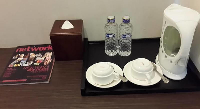 V Hotel Tebet Jakarta Exteriör bild