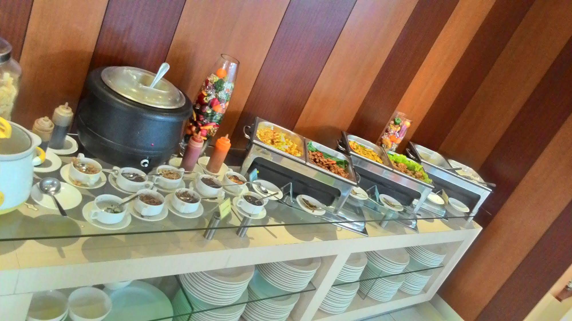 V Hotel Tebet Jakarta Exteriör bild