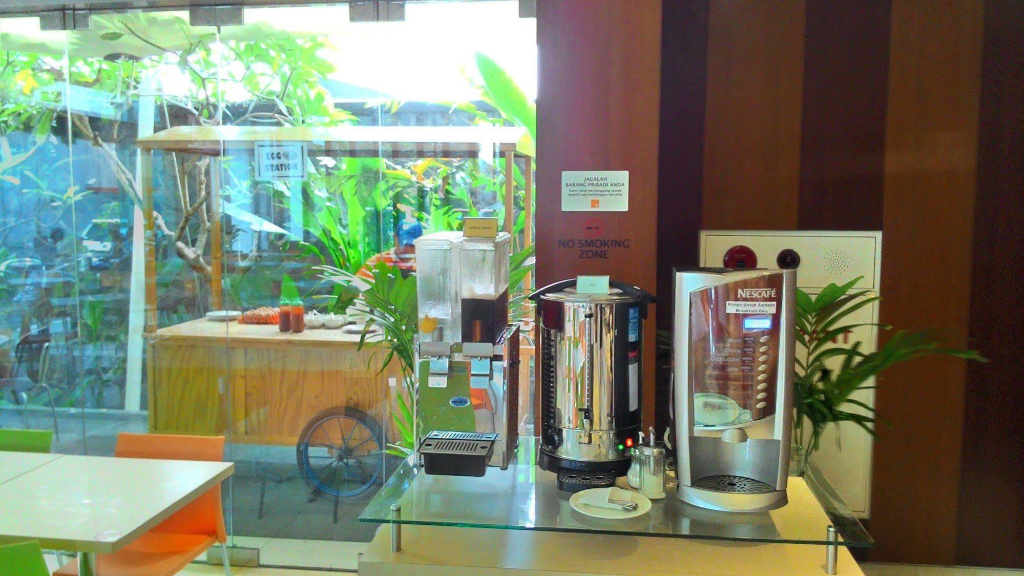 V Hotel Tebet Jakarta Exteriör bild