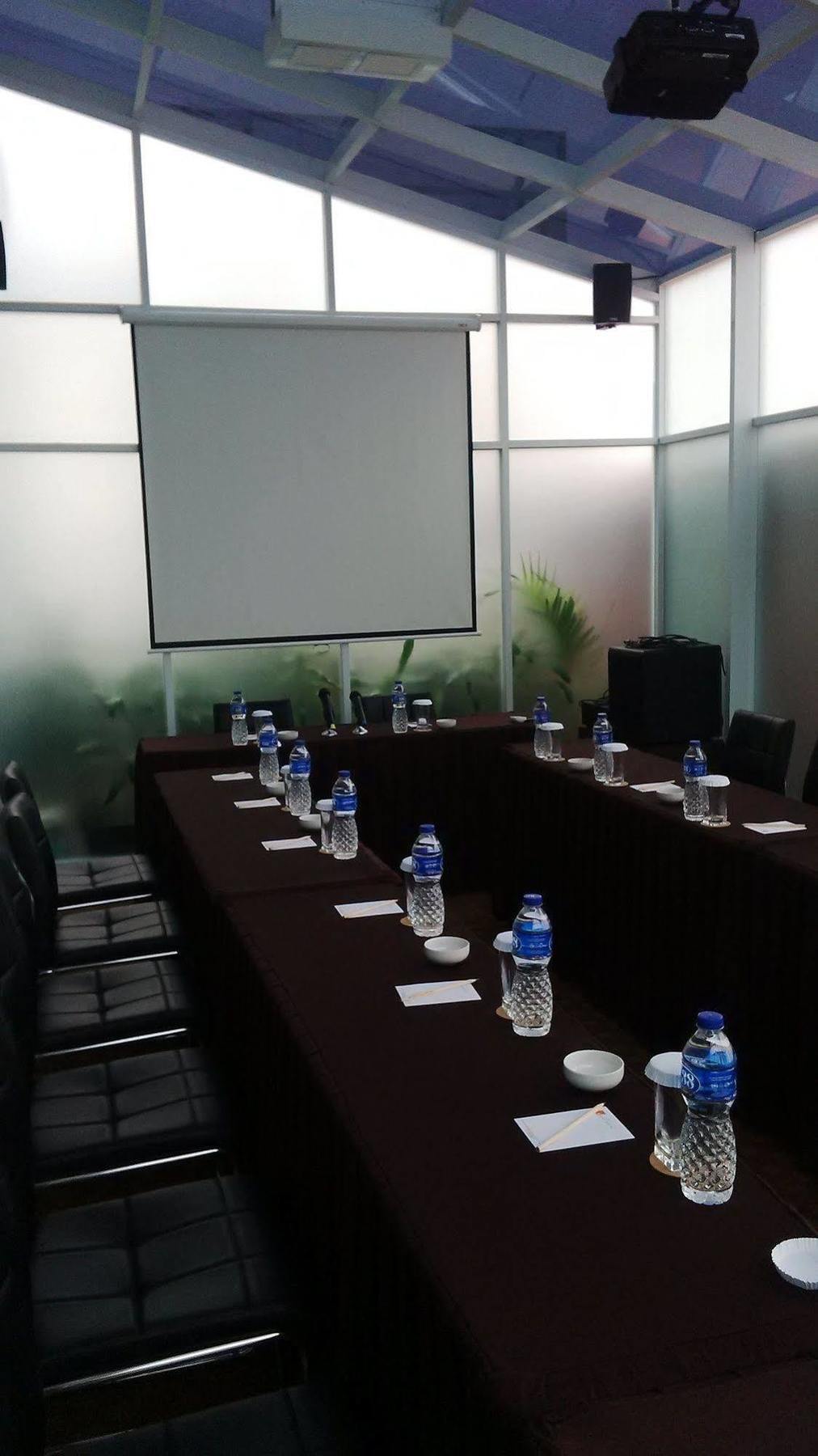 V Hotel Tebet Jakarta Exteriör bild
