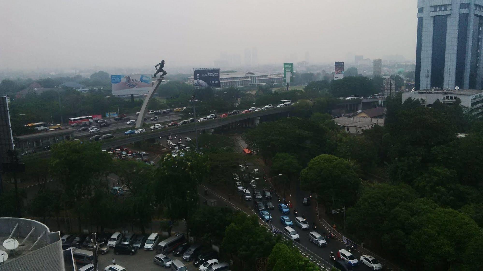 V Hotel Tebet Jakarta Exteriör bild