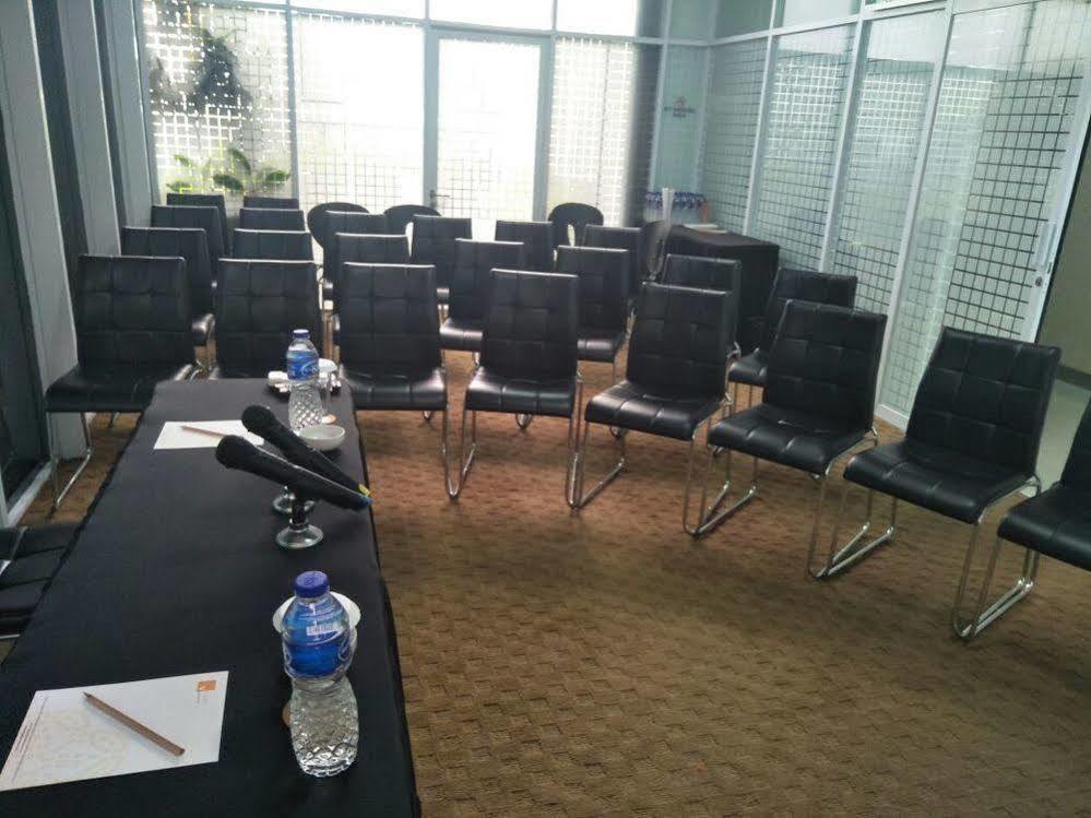 V Hotel Tebet Jakarta Exteriör bild